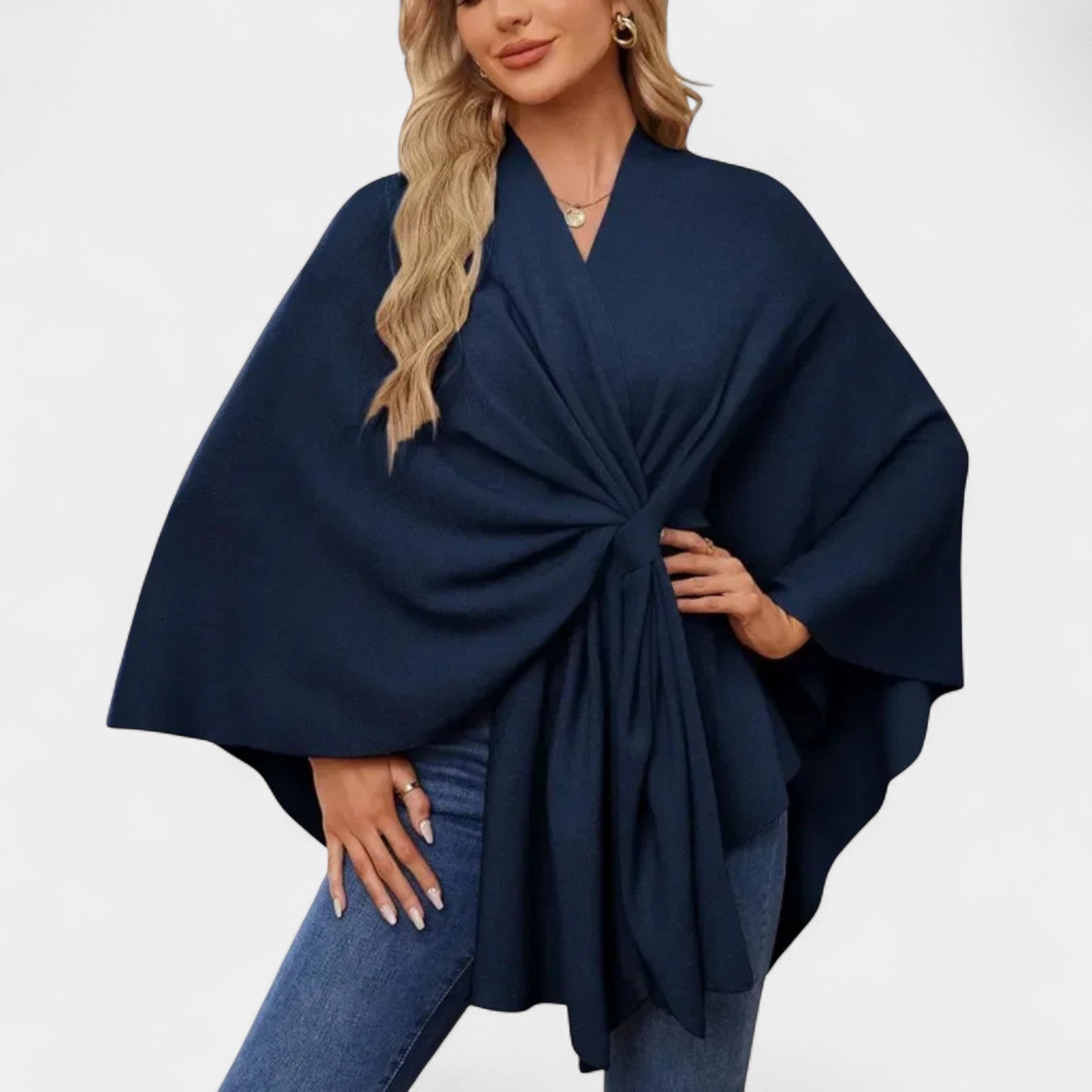 Daniela – Elegantiška plazdanti pončo su mazgu 