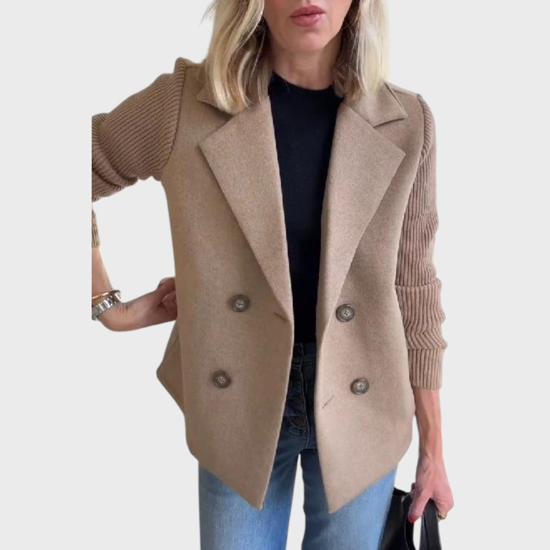 Emma - Elegantiškas švarkas su megztiniais rankovėse